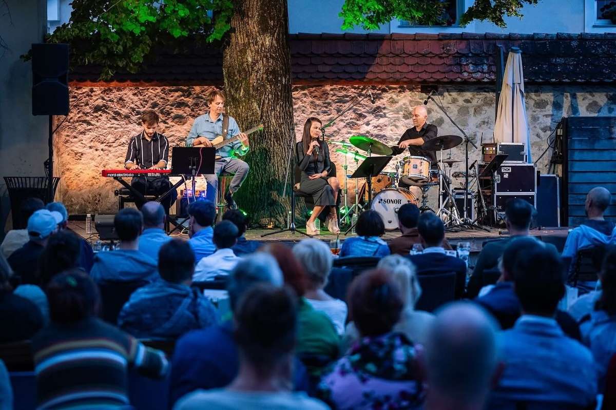Patetico_live Elda Viler je ena najpomembnejših in najbolj prepoznavnih pevk slovenske zabavne glasbe.